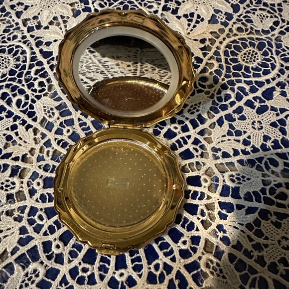 Stratton Compact in Gold w/ White Enamel & Lavender Rose / Vintage 50s England - Picture 3 of 9